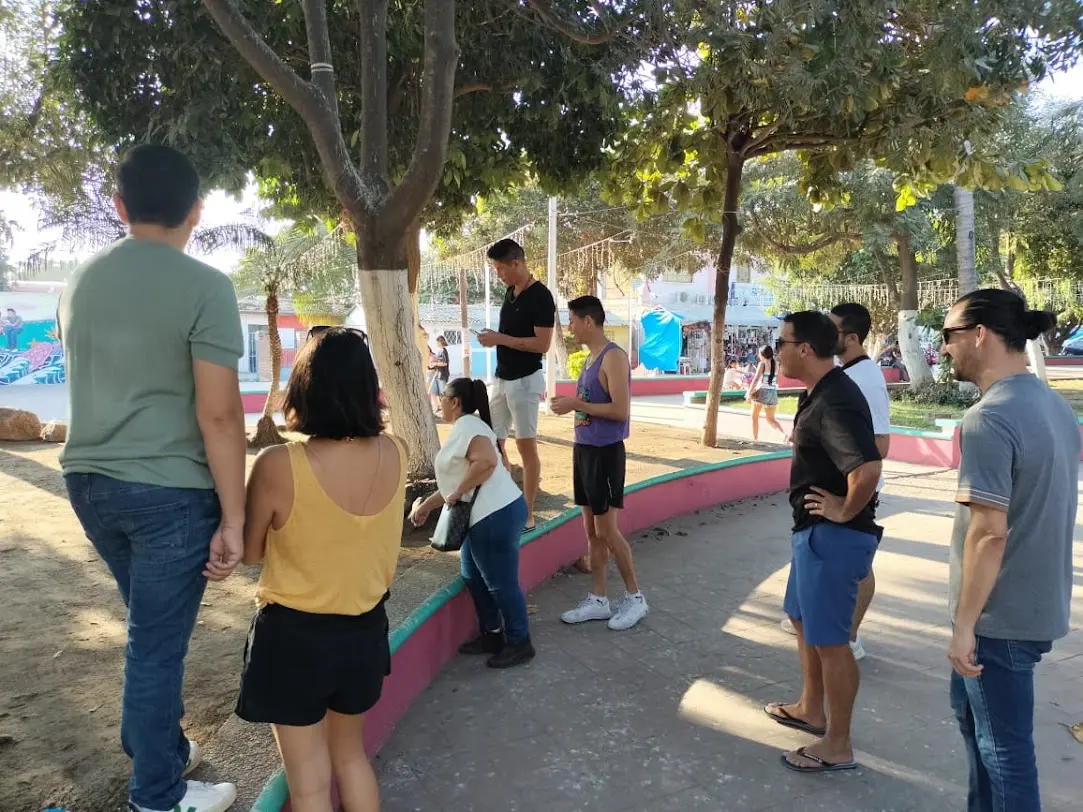 Dos personas caminando por un parque en Puerto Vallarta
